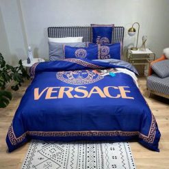 Versace Logo Type 3709 Bedding Sets Luxury Ideas Blankets Covers Sheets Bed Linen Duvet Hyperbeast Bedroom Premium Fashion Brand Home Decor